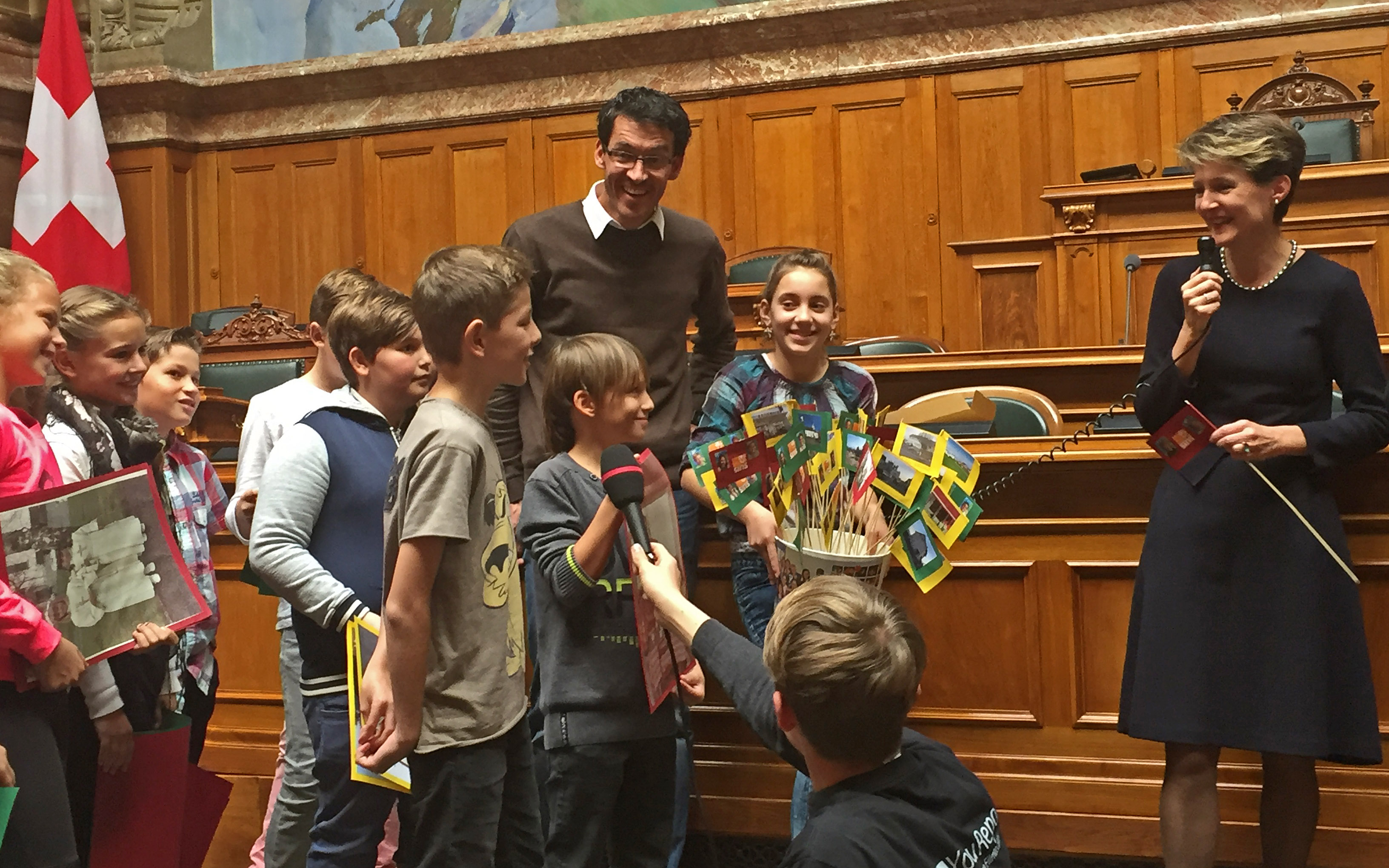 Bundespräsidentin Simonetta Sommaruga empfängt Schulkinder, die Swissaid-Abzeichen verkauft haben (Foto: EJPD)