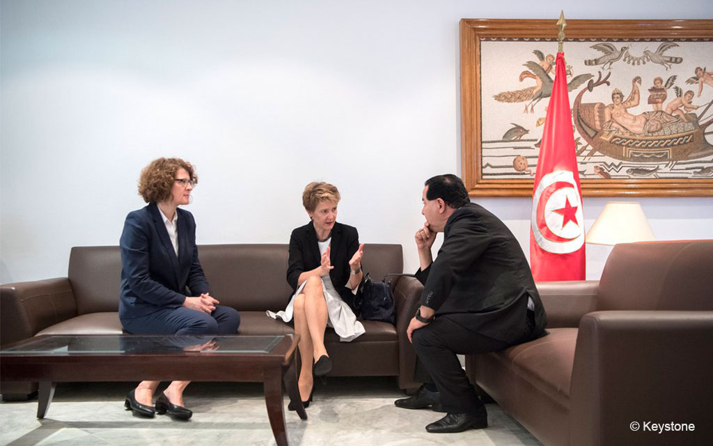 Bundesrätin Simonetta Sommaruga (Mitte) und die Schweizer Botschafterin in Tunis, Rita Adam (links) im Gespräch mit dem Generaldirektor für Internationale Kooperation, Ridha Ben Rabah