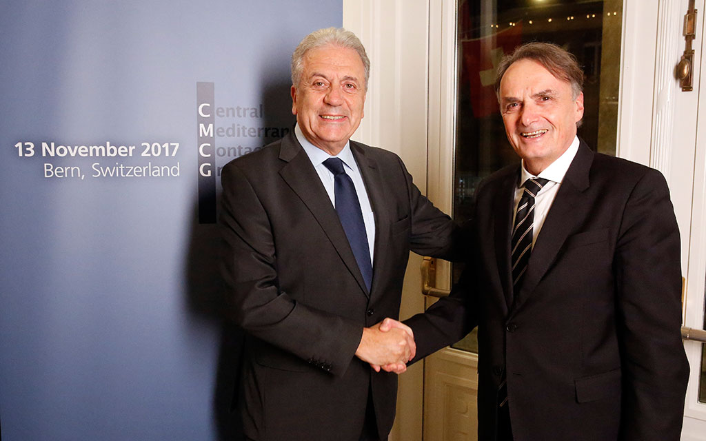 Mario Gattiker, Staatssekretär für Migration begrüsst Dimitris Avramopoulos, Kommissar für Migration, Inneres und Bürgerschaft der EU-Kommission am dritten Treffen der Kontaktgruppe zentrales Mittelmeer in Bern