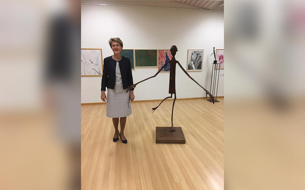 La conseillère fédérale Simonetta Sommaruga avec une sculpture d’Alberto Giacometti