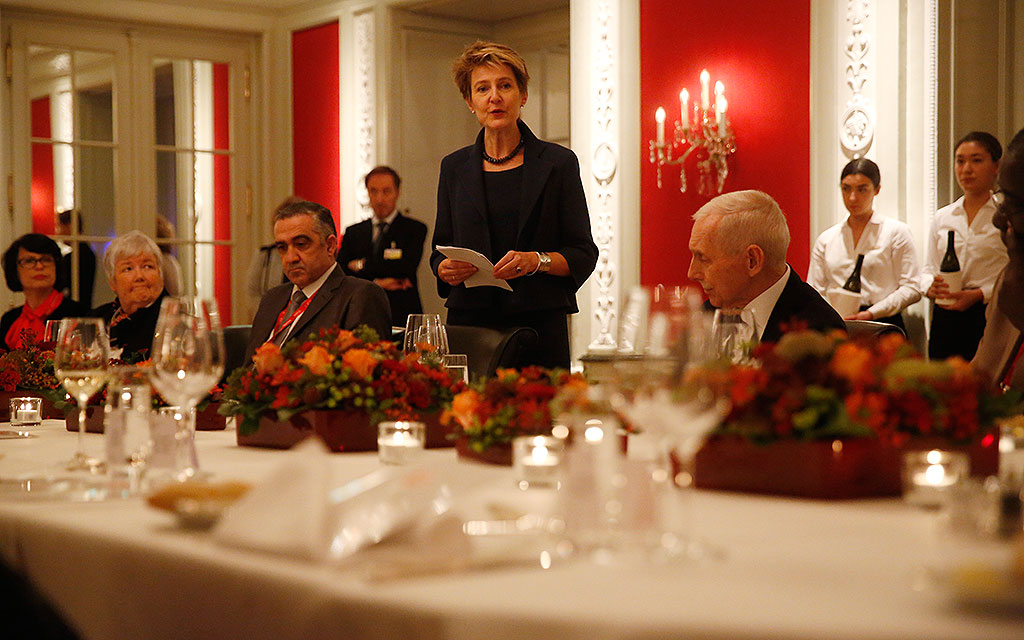 La conseillère fédérale Simonetta Sommaruga est debout à la table du dîner officiel et prononce une allocution.