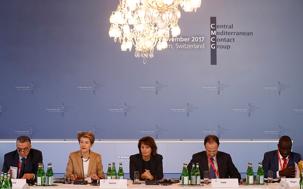 Lotfi Brahem, ministre tunisien de l'Intérieur, Simonetta Sommaruga, conseillère fédérale, Doris Leuthard, présidente de la Confédération, Marco Del Panta Ridolfi, ambassadeur d'Italie, Ibrahim Malangoni, directeur général de l'État civil, des Migrations et des Réfugiés, Niger