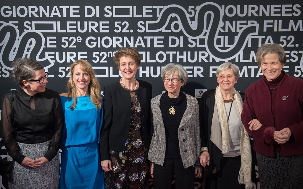 Da sinistra a destra: Petra Volpe (regista del film d’apertura), Seraina Rohrer (direttrice delle giornate di Soletta), la consigliera federale Simonetta Sommaruga, Gabrielle Nanchen, Hanna Sahlfeld-Singer, Christine Beerli (presidente delle Giornate di Soletta) (foto: Giornate di Soletta)