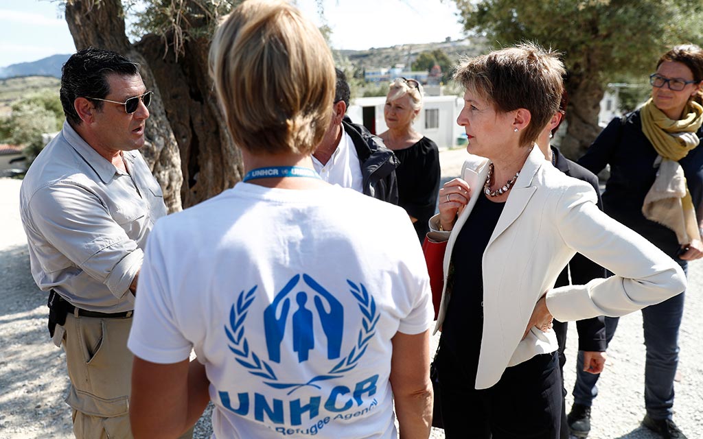 Nel centro di accoglienza di Kara Tepe la consigliera federale Simonetta Sommaruga s’intrattiene con il responsabile del centro Stavros Myrogiannis e con una collaboratrice dell’UNHCR