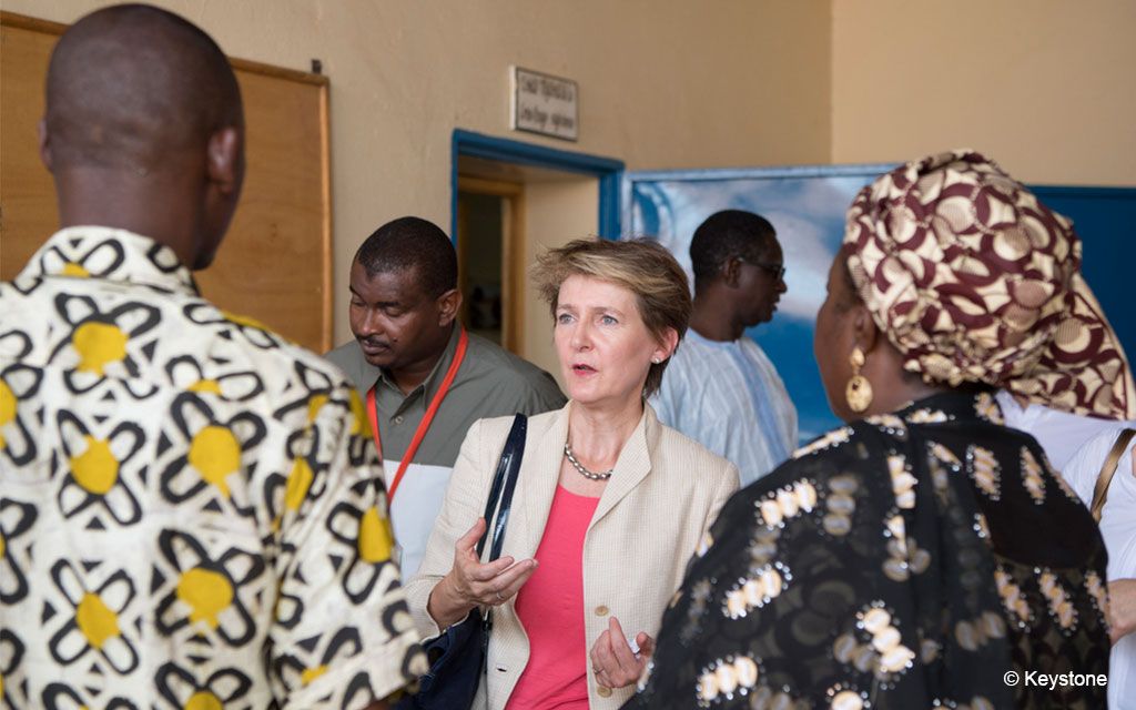 Visita all’unità medica della Croce rossa francese di Agadez: la consigliera federale Simonetta Sommaruga intenta a parlare con medici e infermieri.