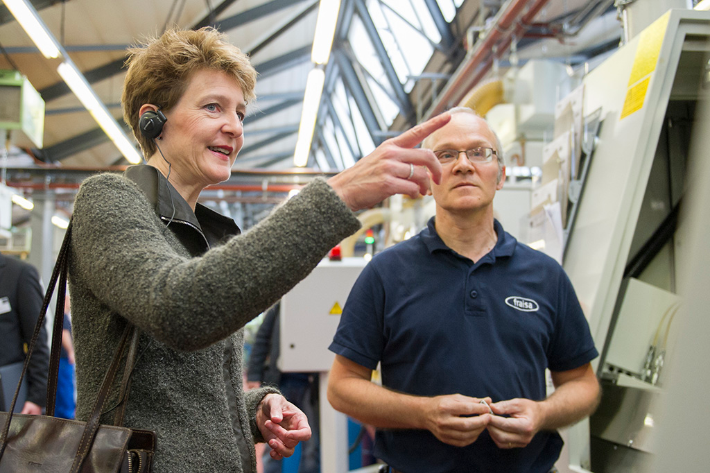 Tag der Arbeit: Bundesrätin Simonetta Sommaruga besucht die Firma Fraisa SA in Bellach (Bild: Keystone)