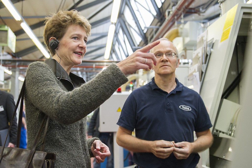 Tag der Arbeit: Bundesrätin Simonetta Sommaruga besucht die Firma Fraisa SA in Bellach (Bild: Keystone)