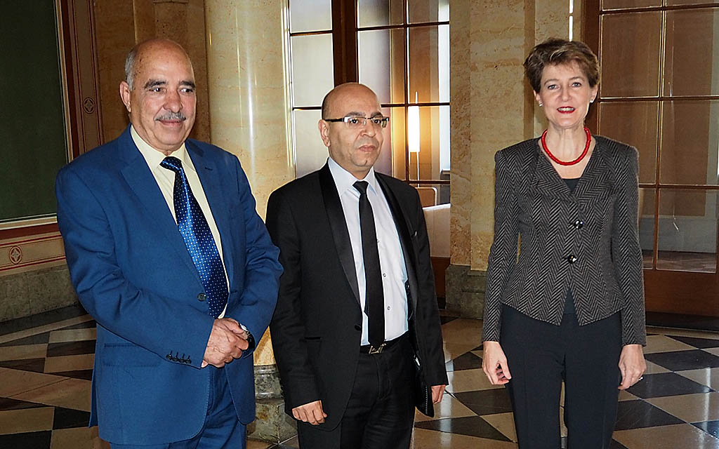 Bundesrätin Simonetta Sommaruga begrüsst Abdessattar ben Mousaa (Praesident der Ligue tunisienne des Droits de l'homme) und Fadhel Mahfoudh (Praesident des Ordre national das avocats de Tunisie)