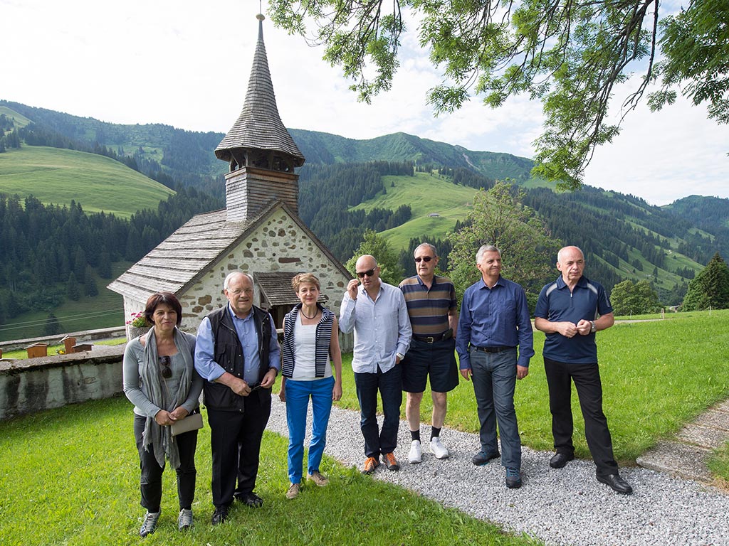 Bundesrätin Doris Leuthard, Bundespräsident Johann Schneider-Ammann, Bundesrätin Simonetta Sommaruga, die Bundesräte Alain Berset, Guy Parmelin, Didier Burkhalter und Ueli Maurer (von links nach rechts) vor der Kirche Abländschen.