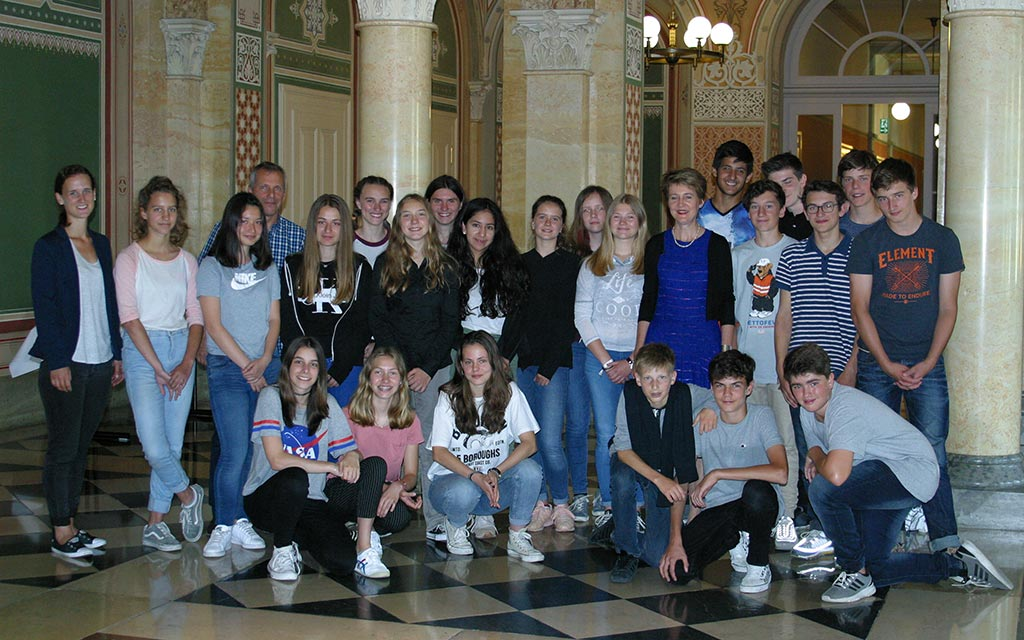 Klassenfoto mit der Bundesrätin im Bundeshaus West