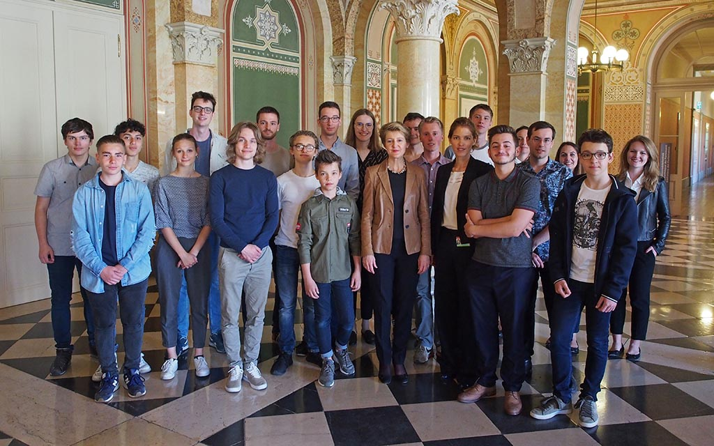 Gruppenbild: Bundesrätin Simonetta Sommaruga mit den Preisträgerinnen und Preisträgern