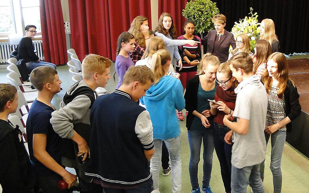 Bundespräsidentin Simonetta Sommaruga im Gespräch mit Schülerinnen und Schülern (Foto: Schulzentrum Kreuzfeld 4)