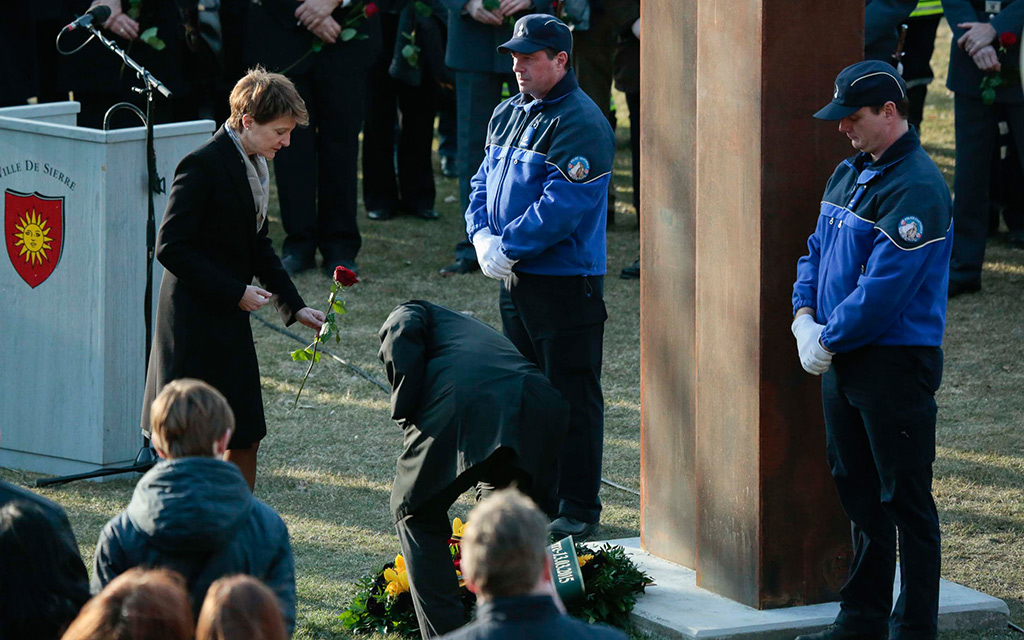 Bundespräsidentin Simonetta Sommaruga weiht das Denkmal für die Opfer des Car-Unglücks in Siders ein (Foto: Staatskanzlei Kanton Wallis)