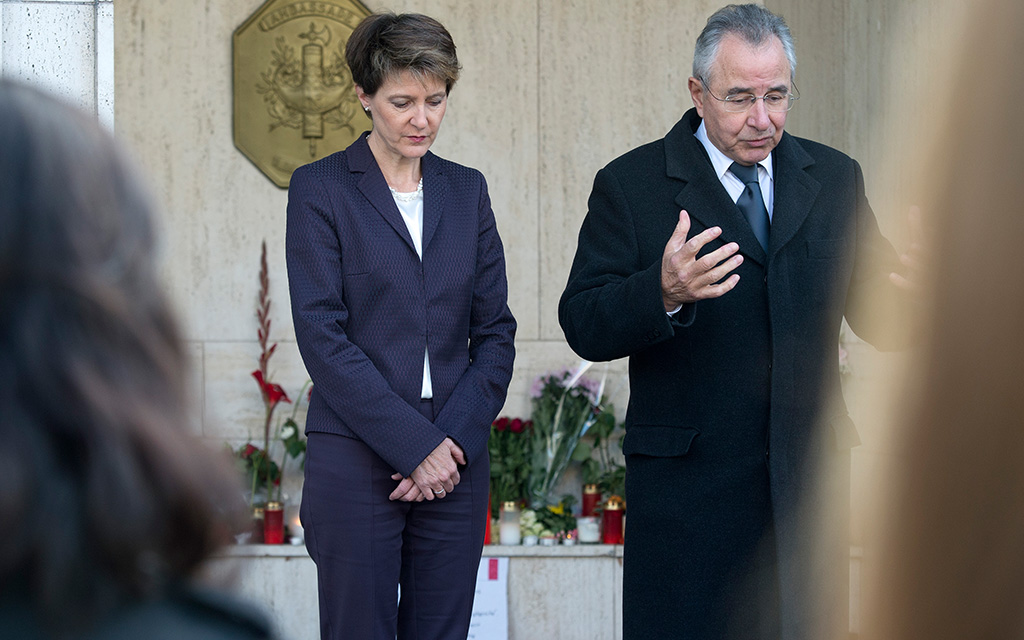 Bundespräsidentin Simonetta Sommaruga und der Französische Botschafter Rene Roudaut während der Schweigeminute für die Opfer der Terroranschläge in Paris vor der Franzoesischen Botschaft in Bern. (Foto: Keystone, Lukas Lehmann)