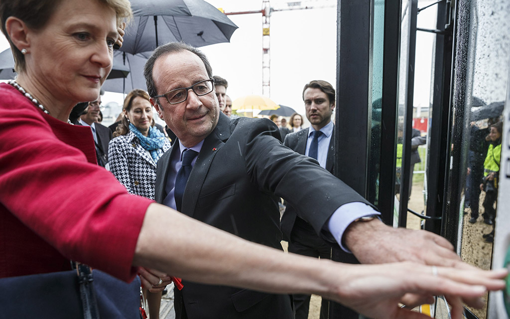 Eidgenössische Technische Hochschule Lausanne: Bundespräsidentin Simonetta Sommaruga und Präsident François Hollande benutzen ein autonom fahrendes Fahrzeug (Foto: Keystone)