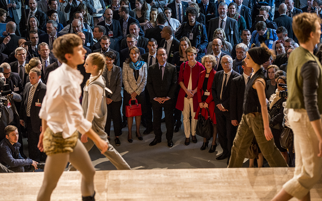 Bundespräsidentin Simonetta Sommaruga und Präsident François Hollande verfolgen an der Zürcher Hochschule der Künste eine künstlerische Darbietung (Foto: ZHdK)