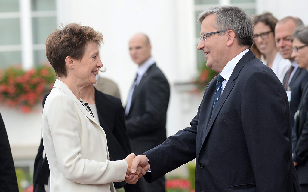President of Poland Bronislaw Komorowski welcomes the President of the Swiss Confederation, Simonetta Sommaruga (Photo: Keystone)