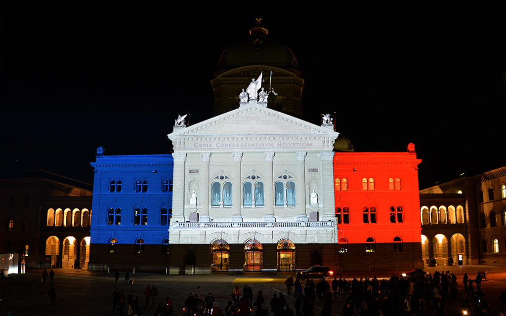 En signe de solidarité avec la France, le Palais fédéral est illuminé en bleu-blanc-rouge (Photo: CF)