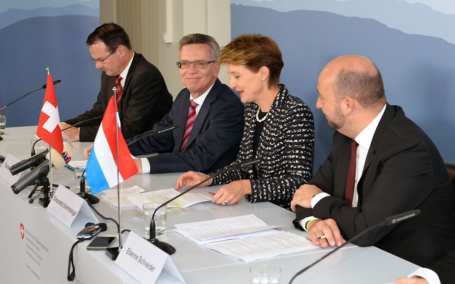 Conférence de presse au centre de procédure de Zurich : (de gauche à droite) Thomas Zwiefelhofer (Liechtenstein), Thomas de Maizière (Allemagne), Simonetta Sommaruga (Suisse) et Etienne Schneider (Luxembourg)