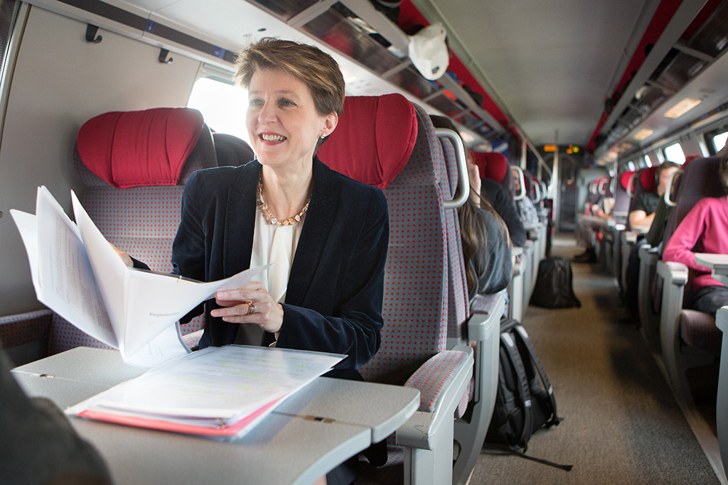 La ministre de la justice Simonetta Sommaruga dans le train pour St-Gall (Photo: DFJP, Marcus Gyger)
