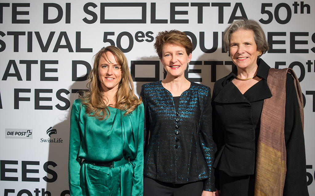 La présidente de la Confédération Simonetta Sommaruga avec, à sa droite, Seraina Rohrer, directrice des Journées de Soleure, et à sa gauche, Christine Beerli, présidente des Journées de Soleure (photo : Journées de Soleure, eddymotion.ch)