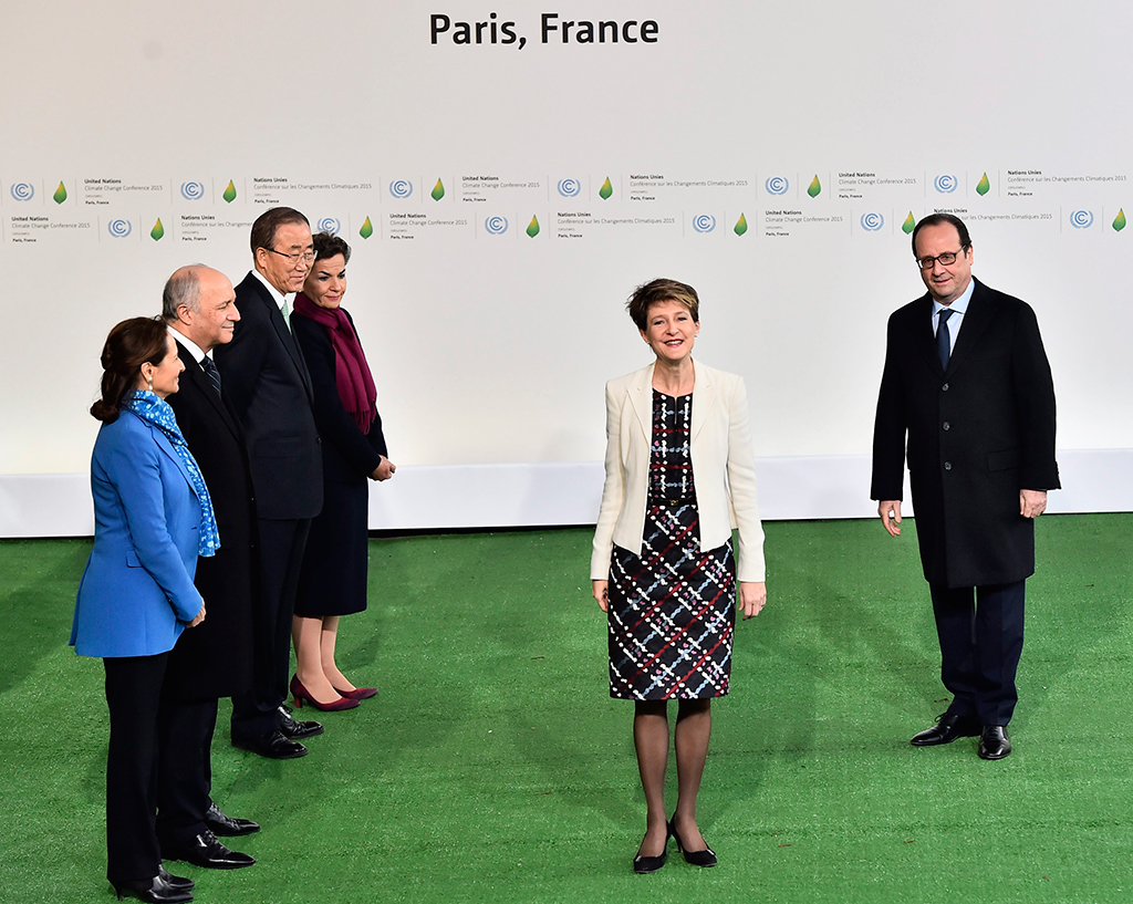 La présidente de la Confédération Simonetta Sommaruga à l'événement des dirigeants, COP 21 CCNUCC, Paris, avec le président François Hollande, Segolène Royal, Laurent Fabius, Ban Ki-moon et Christiana Figueres