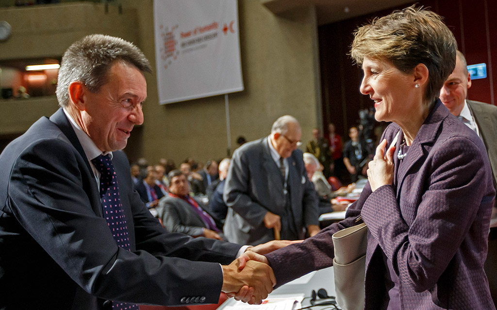 Le président du CICR, Peter Maurer, salue la présidente de la Confédération, Simonetta Sommaruga