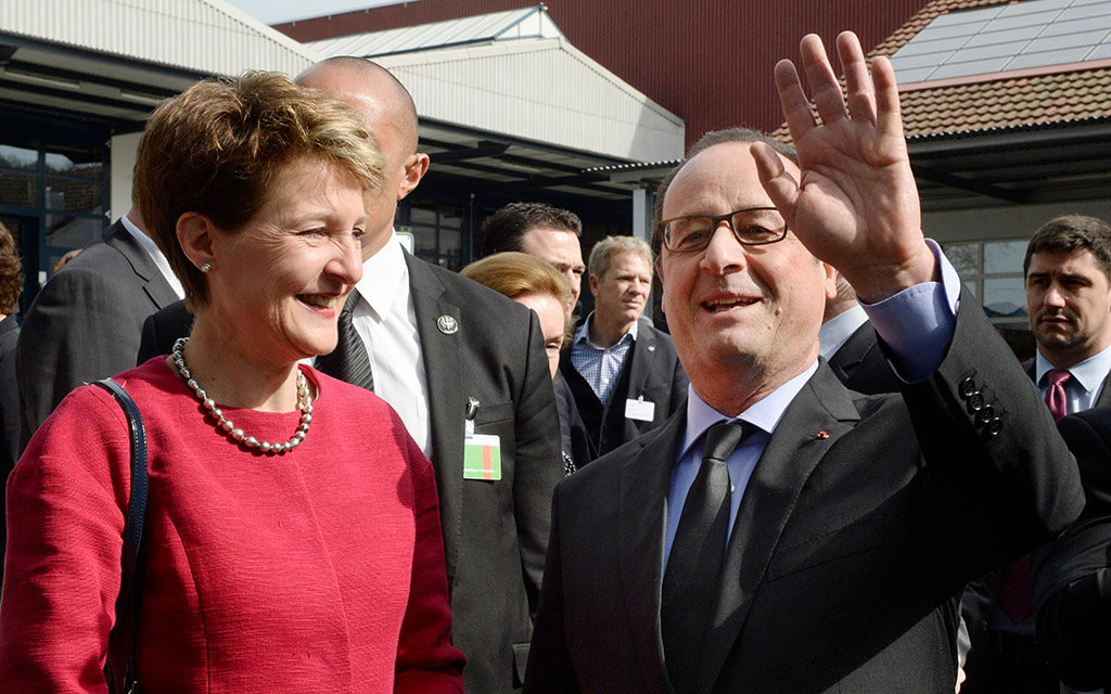 La présidente de la Confédération Simonetta Sommaruga et le président de la République française François Hollande saluent l’assistance lors de leur visite de l’entreprise cleantech Ernst Schweizer AG, à Hedingen ZH (Photo: Keystone)