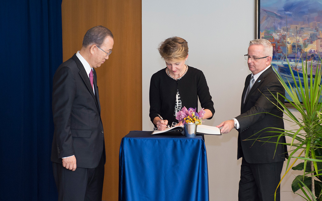 Signature du libre d’or avec le Secrétaire général de l’ONU Ban Ki-moon (gauche) (photo: UN Photo/Eskinder Debebe)