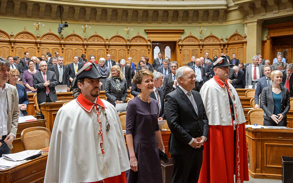 La consigliera federale Simonetta Sommaruga e il consigliere federale Johann Schneider Ammann davanti all’Assemblea federale (Foto: Béatrice Devènes)