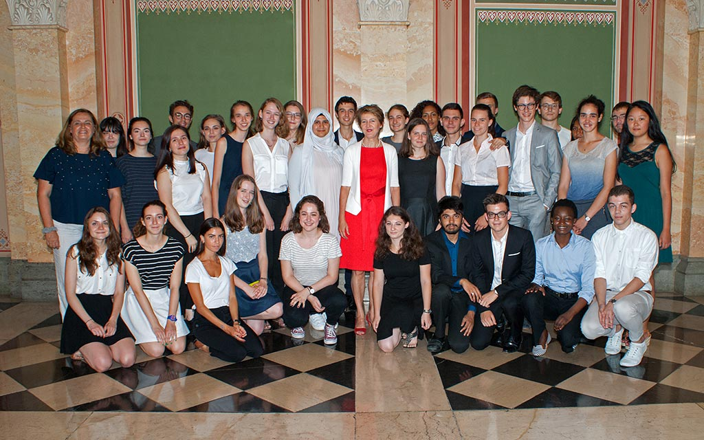 Le due classi posano per una foto di gruppo. Al centro la consigliera federale Simonetta Sommaruga.