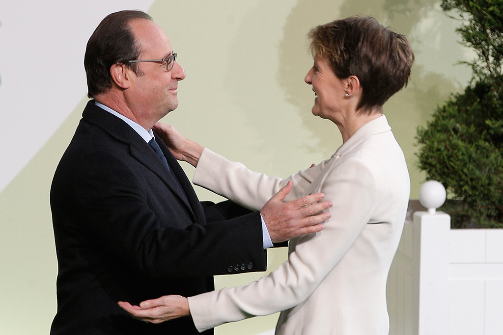 La presidente della Confederazione Simonetta Sommaruga alla conferenza di Parigi sul clima (COP 21) con il presidente François Hollande