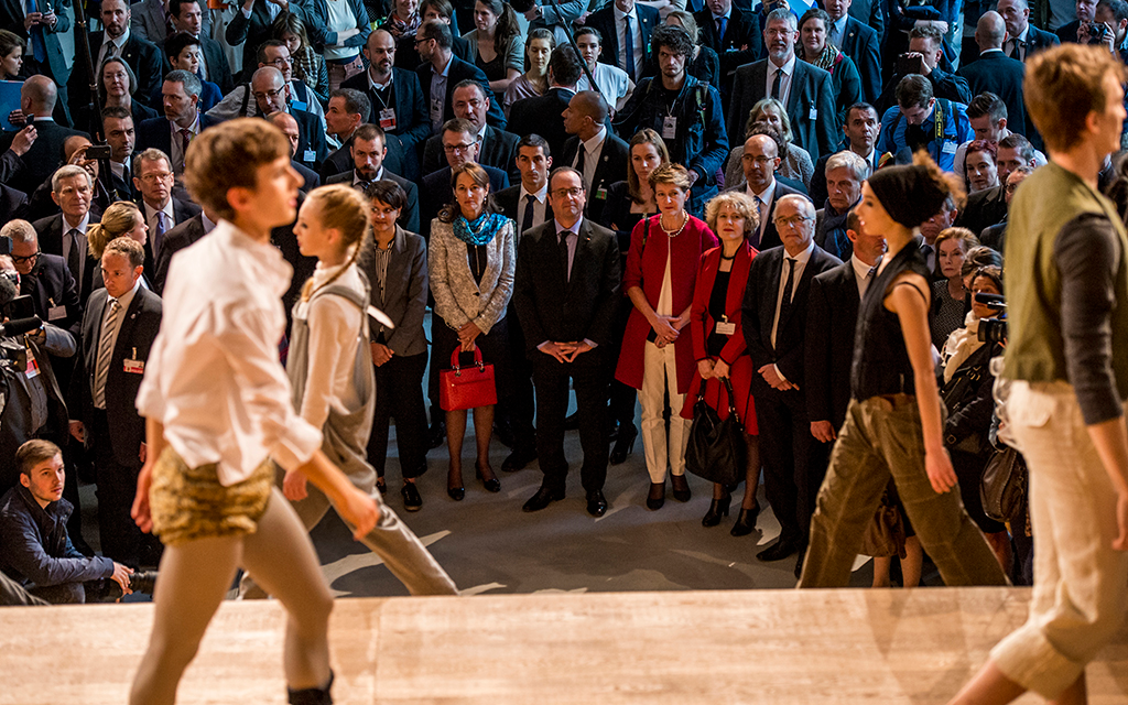La consigliera federale Simonetta Sommaruga e il presidente François Hollande seguono un performance artistica alla Scuola superiore d’arte applicata di Zurigo (Foto: ZHdK)