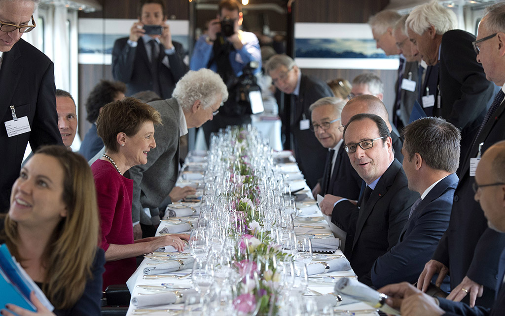 Le due delegazioni a pranzo durante il viaggio in treno verso Losanna (Foto: Keystone)