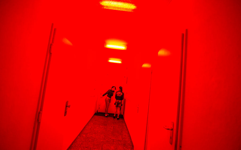 Image symbolique relative à la prostitution, deux femmes dans un établissement