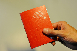 Hand hält Schweizer Pass