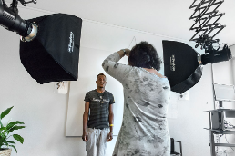 Un requérant d’asile se fait photographier.