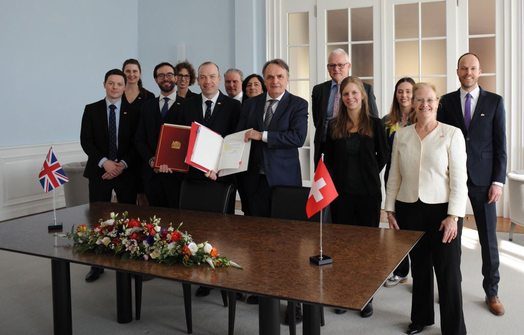 Il segretario di Stato Mario Gattiker e il segretario di Stato britannico Christopher Heaton-Harris firmano a Berna l’accordo sui diritti dei cittadini